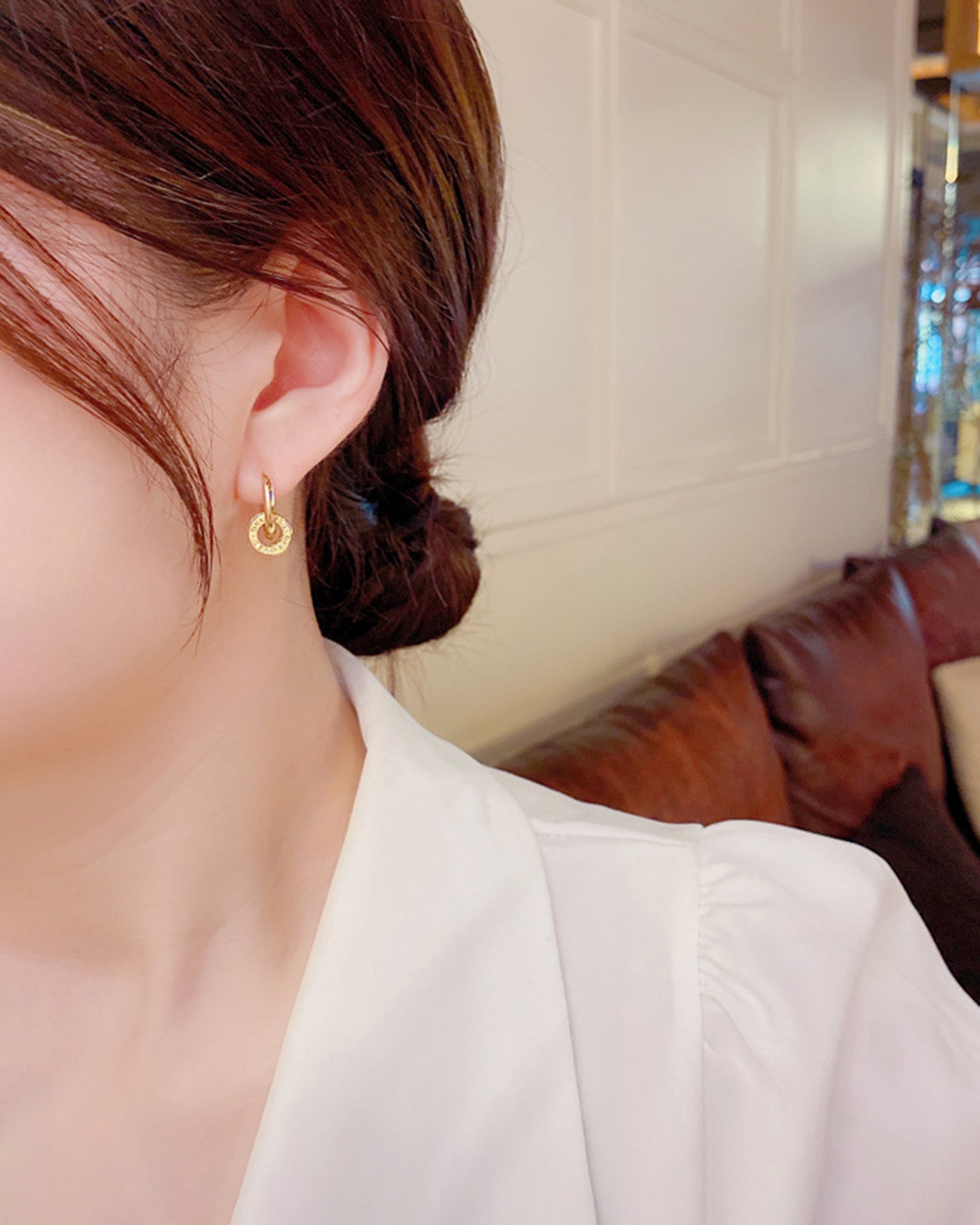 Bông tai Laura thương hiệu Junie - cô gái phối bông tai với thời trang công sở thanh lịch